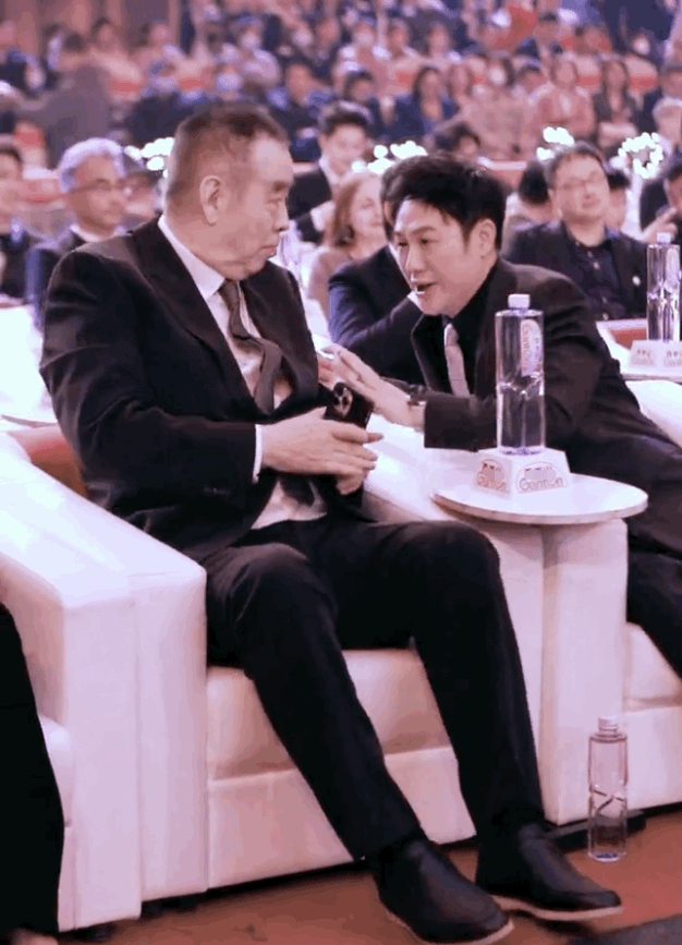 北影开幕式，张颂文转身向陈凯歌引荐高叶，网友点赞张颂文好男人