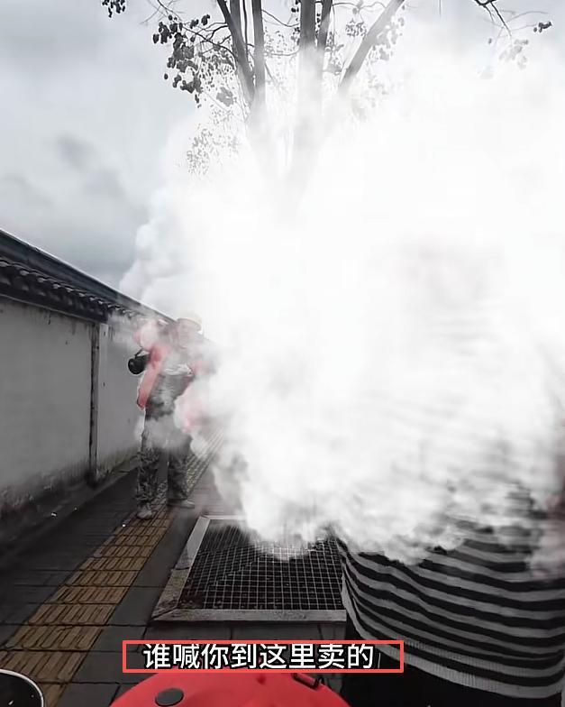 女子工地卖盒饭遭食堂大姐多次驱逐 摆摊争议引发热议