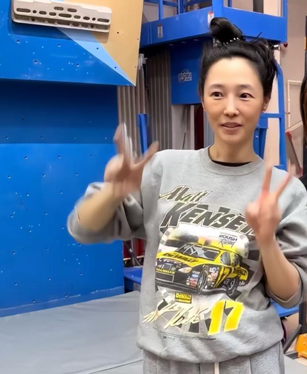 白百何晒与大女儿合影 子母同款好意思甲引热议