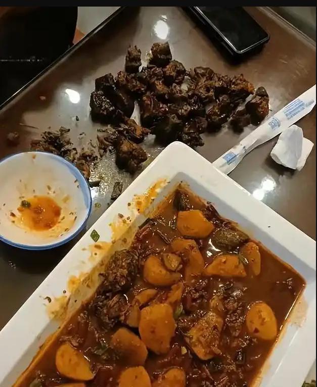 黄焖鸡有24块鸡头商家说法为何不一