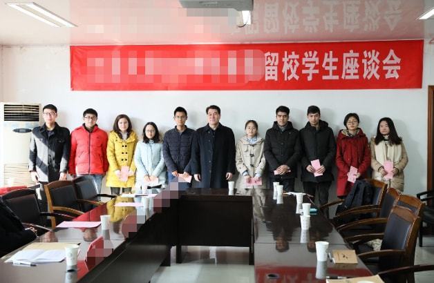 大学教授发型走红 每天“头顶祥云”上课