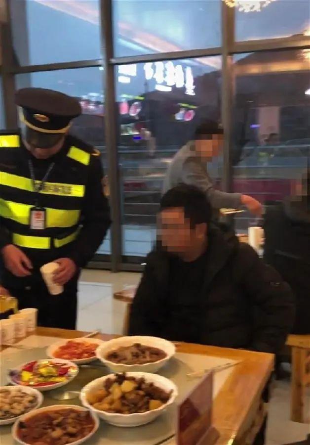 除夕夜卡车司机被执法人员拦下吃年饭，后续还将为过路司机提供汤圆
