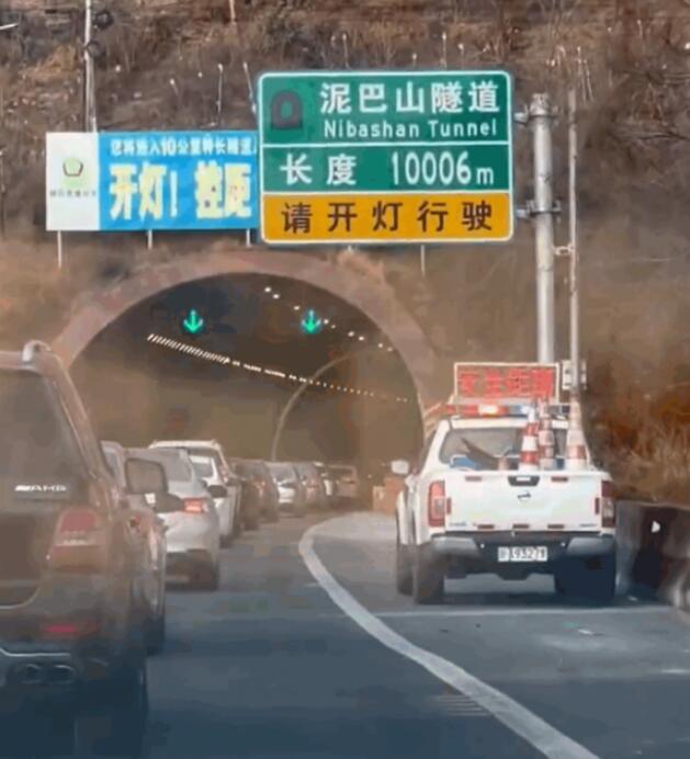 万米隧道一头绿色盎然一头白雪皑皑 让人惊愕的背后是中国基建的成就