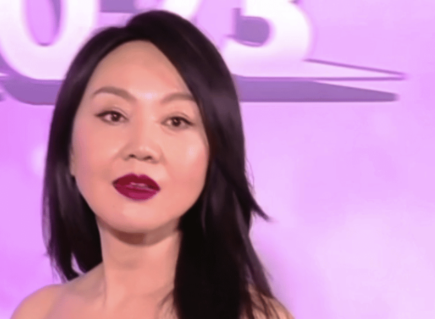 没错这就是52岁的闫妮，微醺姐太辣了！