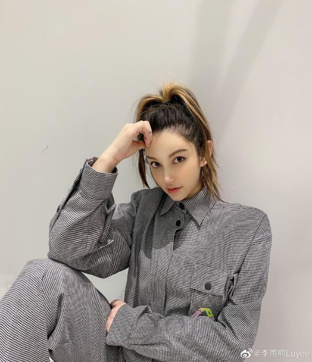 薛之谦前女友李雨桐当妈晒宝宝照片 自称曾受到罕见磨难