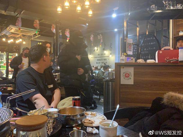薛之谦现身赵英俊生前所开饭店 打扮低调低头不语