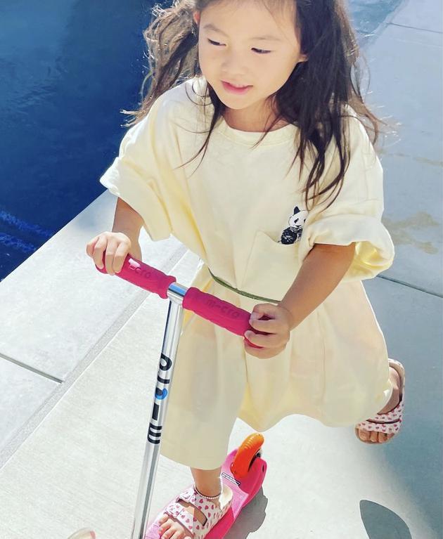 陈冠希晒女儿近照 4岁alaia穿着时尚被赞"小舒培"