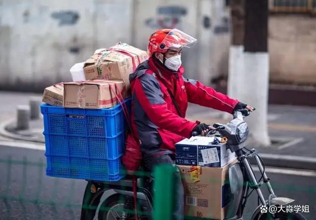 为何年轻人宁愿送快递也不进工厂 “看不上”这些？