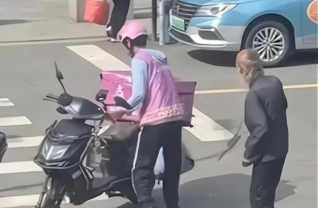 这怪谁？上海一大爷拿拐杖追打外卖员被其一脚踹飞，警方回应了