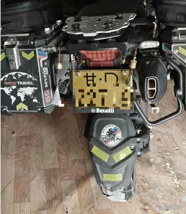 警方通报女子驾车逆行逼停摩托车 逆行超车引发纠纷