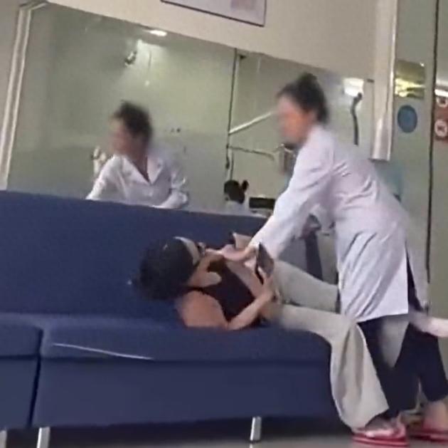 现场：越南一牙科诊所上演全武行被停业