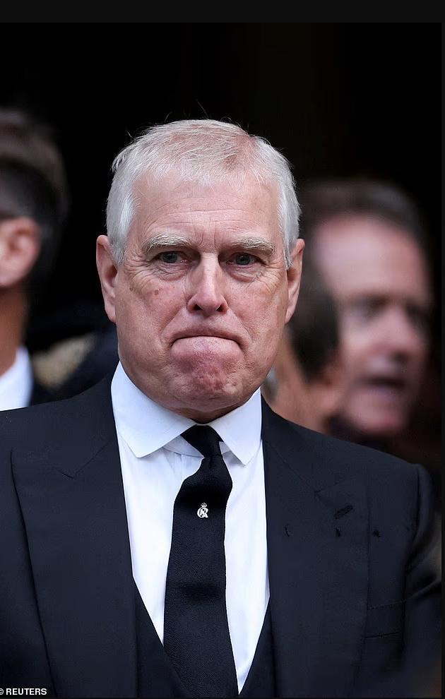 安德鲁在女性身上跪爬被拍 像片激勉关爱