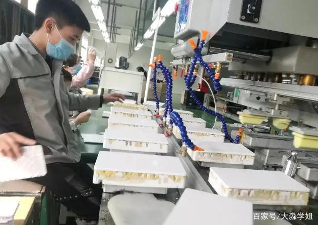 为何年轻人宁愿送快递也不进工厂 “看不上”这些？