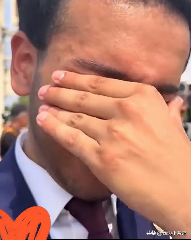 外籍记者热泪盈眶：这辈子值了家人们！