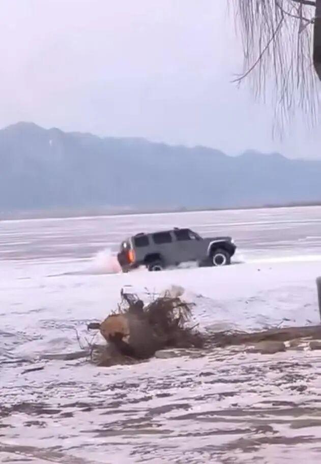 越野车冰上漂移 冰层破裂被冻6小时 深夜成功救援