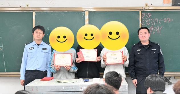 男子步态诡异被学生报警测出吸毒 禁毒小卫士立功