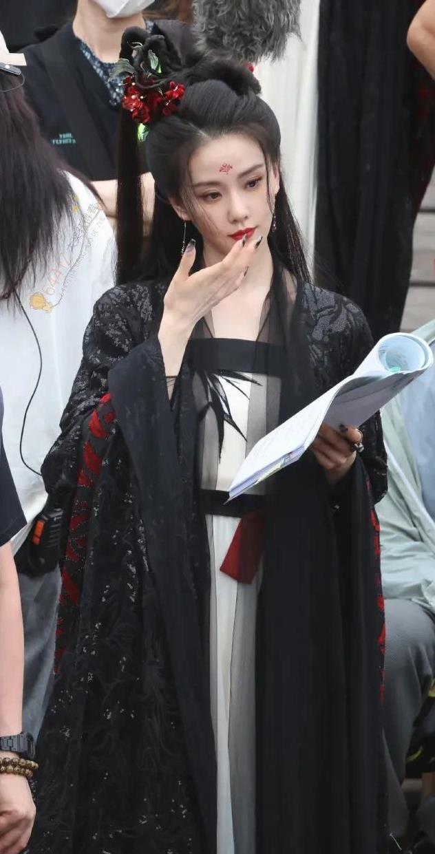 8位女星换上黑衣古装,唐嫣霸气,杨幂灵气逼人,白鹿太精彩!