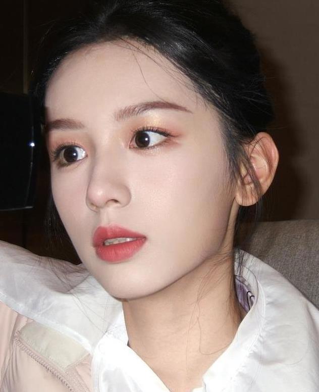 周也：从默默无闻到话题女王，演技与坚持铸就她的逆袭之路！