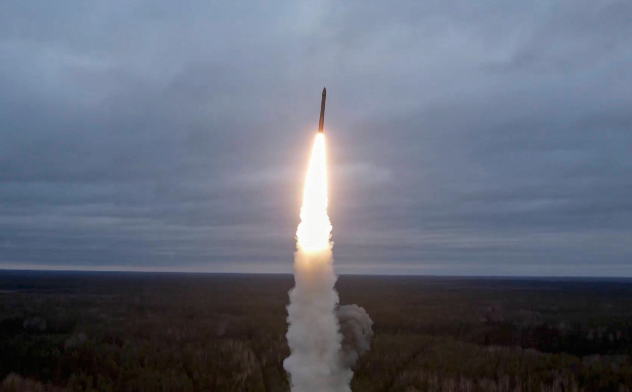 俄军演练核打击 导弹发射现场曝光，普京全程观看
