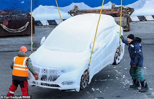 奇观！气温反常致俄数十辆汽车变“冰块”