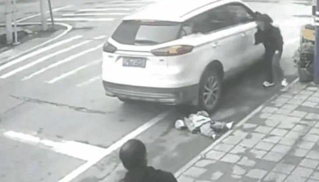 被车碾小孩送医途中离世：宝宝重心不稳倒地被辗轧