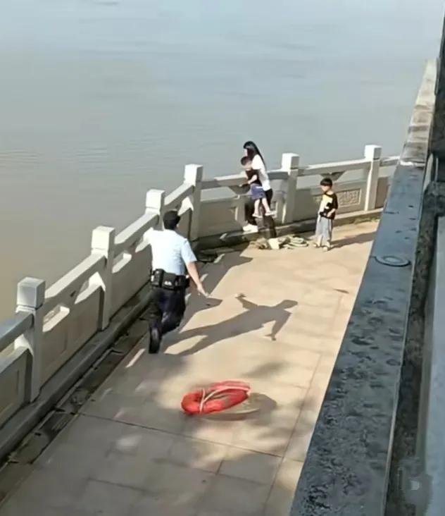 女子带两个孩子跳江被救 救援民警称女子精神状态异常