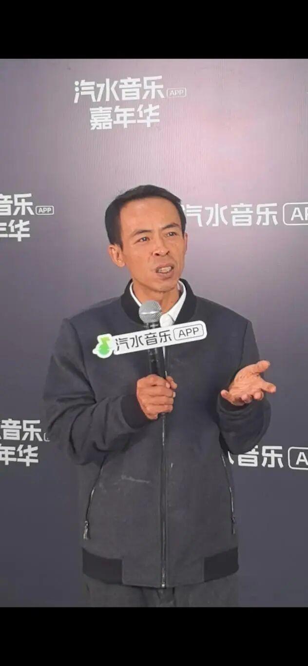 鸡排哥巡炸南京站排蛇形长队 音乐与美食的双重盛宴