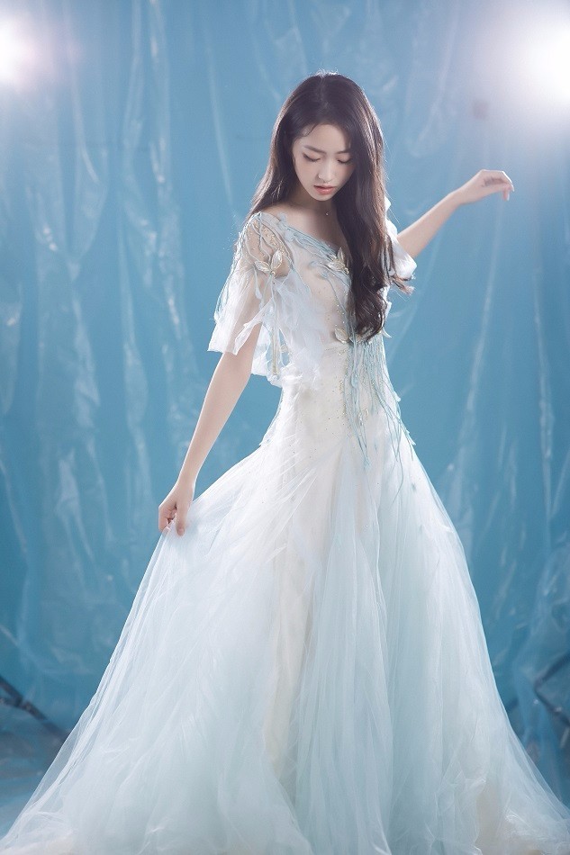 杨肸子蓝色纱裙宛若童话公主 温柔静好优雅迷人