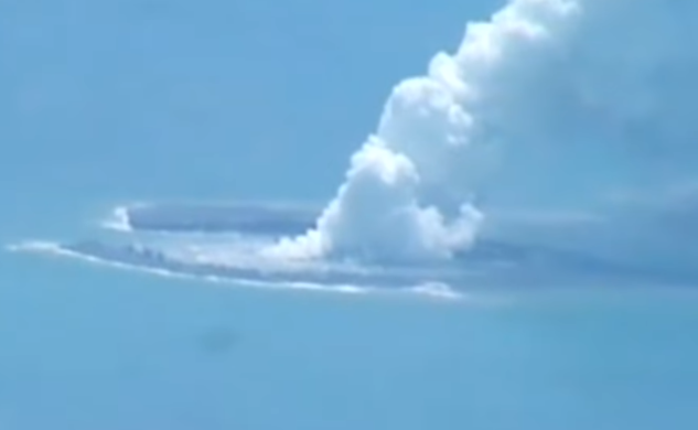 日本硫黄岛附近海底火山喷发后出现马蹄状新岛