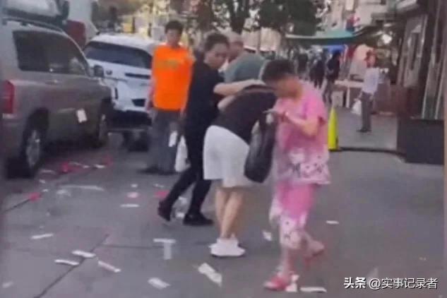 纽约华人女子当街撒钱 声称：梦境中接受了菩萨的指示