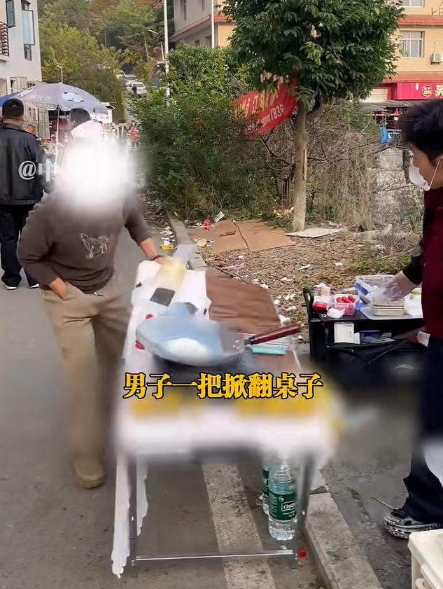 38岁男子掀学生摊位被拘 争抢客源引发冲突