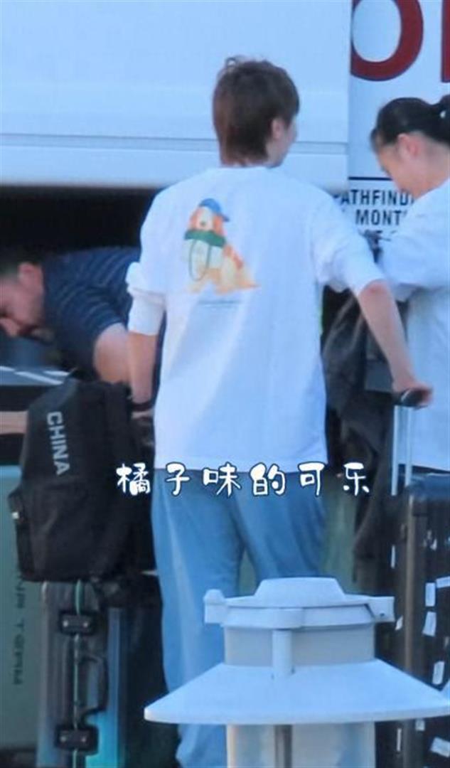 国乒回程趣事不断！王楚钦小嘴稳定发挥蛐蛐黄友政，莎莎自信带路 洛杉矶大满贯后疲惫归国