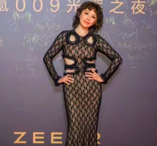 59岁刘嘉玲穿玄色露腰蕾丝长裙 不愧是外传女星！
