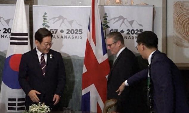 英國首相誤將翻譯當(dāng)成韓國總統(tǒng) 尷尬一幕引發(fā)爭議