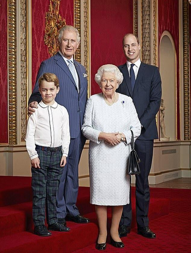 英王室发布三代同堂照！查尔斯手捧宝球严肃，威廉乔治微笑站左右