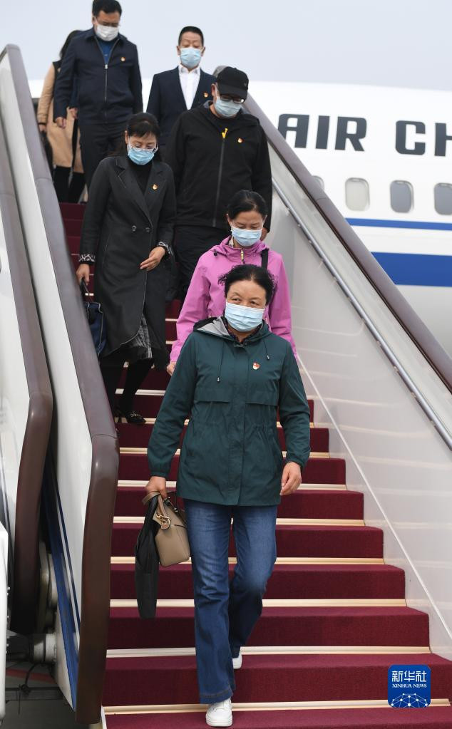 10月13日，来自青海省的党的二十大代表乘飞机抵达北京首都国际机场。新华社记者 张豪夫 摄