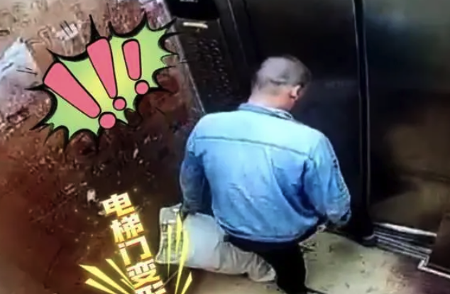 男子用铁棍阻挡电梯关门，铁棍瞬间被夹弯竟试图用铁棍撬门