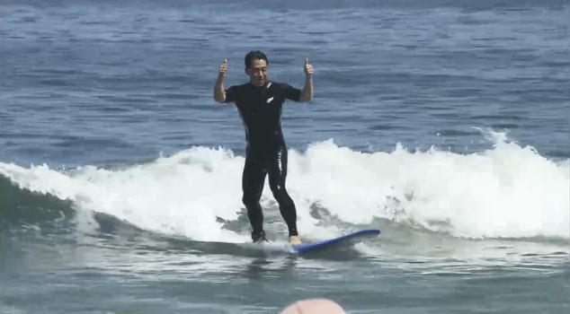 再出“新招”！日政客到福岛冲浪，为展示排海所谓“安全性”