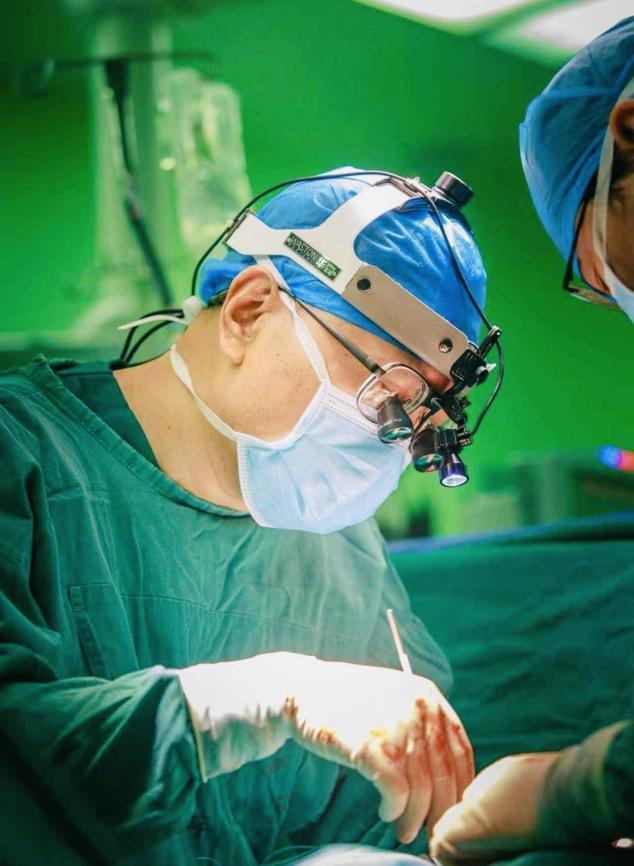 男子五脏六腑全长反又患遗传致命病，医生反向视野手术救回53岁“镜面人”