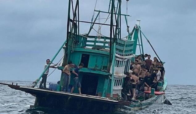 柬埔寨沉船事故:船员乘快艇跑了