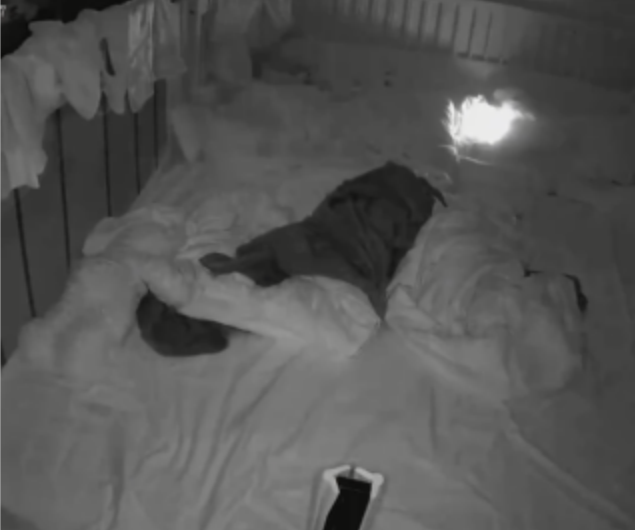 楼下放烟花 火星窜进23楼被子烧出洞