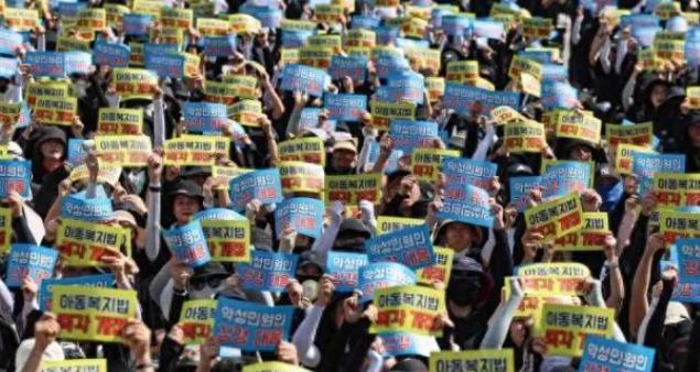 韩国20万名教师身着黑衣 手举标语 在首尔街头抗议！