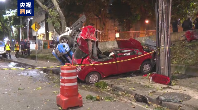 巴西警车追逐可疑车辆时发生翻车 4人死亡