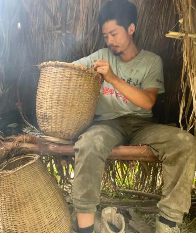 90后男生荒野求生赛夺冠 70天瘦31斤 极限生存挑战成功