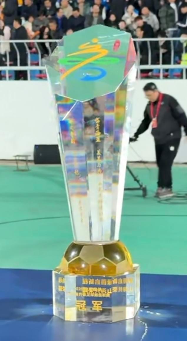 泰山城建队夺得齐鲁中超联赛冠军，取得东山再