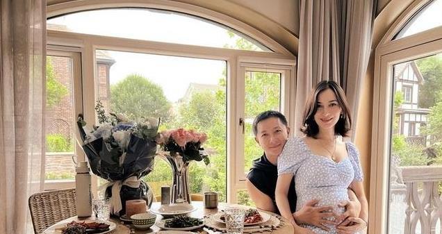 卢靖姗晒庆生照，韩庚捧妻子孕肚恩爱出镜，超大豪华别墅内景曝光