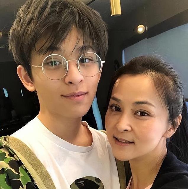 演员何音：离婚那天抱着儿子痛哭，再婚嫁给小9岁许云帆终得幸福