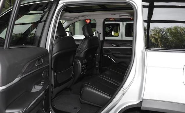 Jeep加入价格战！39.99万起的大切诺基4xe ，带你看这款越野SUV