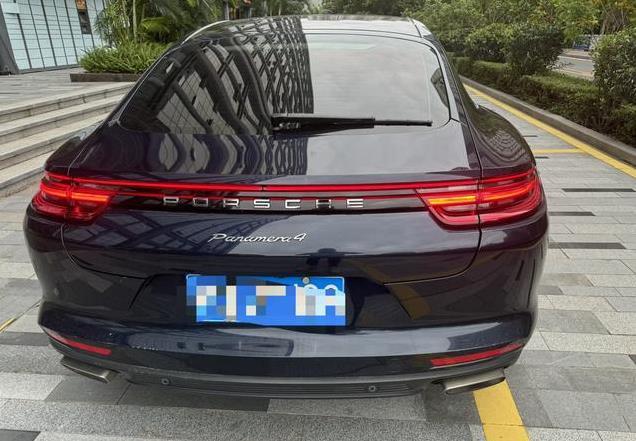 2019款保时捷 Panamera 行政加长版，厦门车源，73.99万！