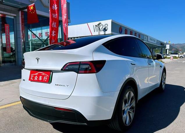 不到18万的特斯拉Model Y 2021款，白色仅3.7万公里！